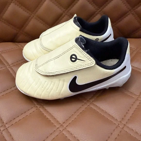 Nike Toddler Soccer Cleats size 9 - Picture 3 of 9